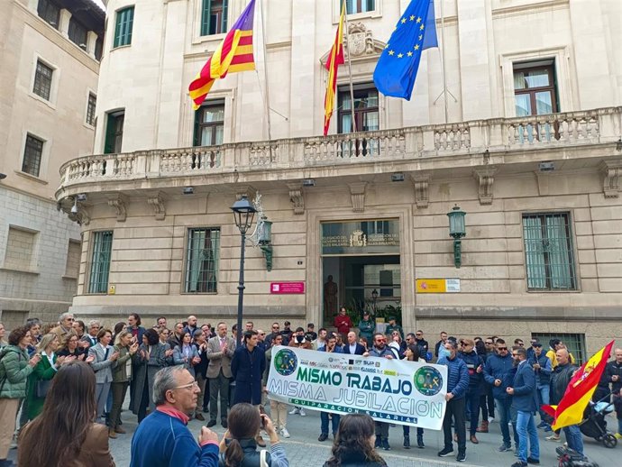 Un centenar de policías y guardias civiles exigen en Palma una jubilación digna y la equiparación salarial