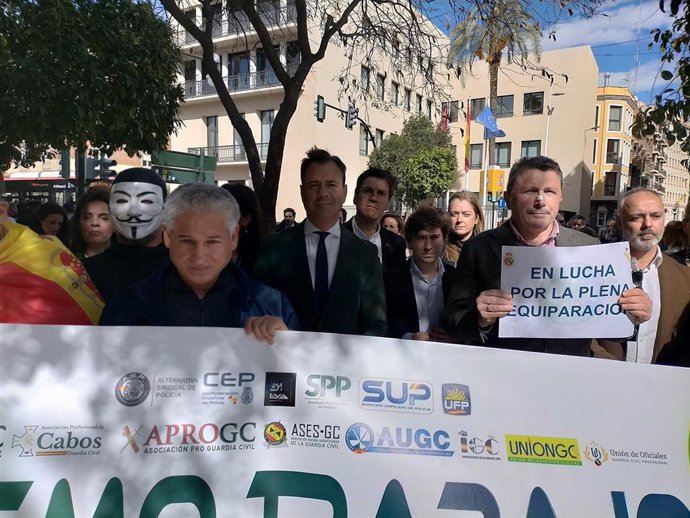 El portavoz del Gobierno murciano, Marcos Ortuño, en el centro, durante la manifestación