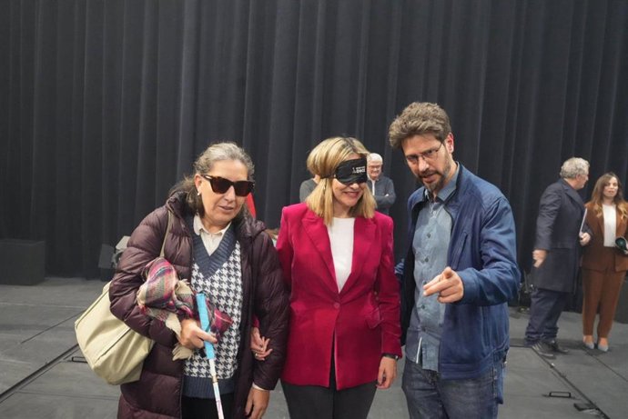 La consejera de Política Social, Familias e Igualdad, Conchita Ruiz, durante el recorrido sensorial para personas con discapacidad sobre el escenario del Teatro Circo