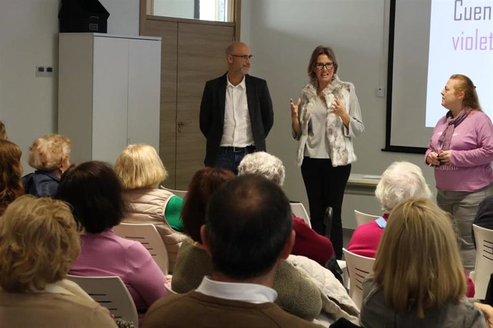 La delegada de Igualdad, Abril Castillo, acompañada del responsable municipal de Educación,  Pablo Chain, han asistido a una de las actividades en favor de la mujer.