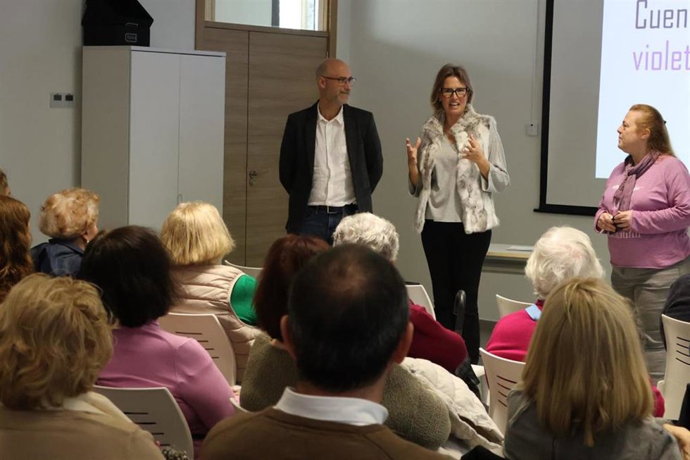 La delegada de Igualdad, Abril Castillo, acompañada del responsable municipal de Educación,  Pablo Chain, han asistido a una de las actividades en favor de la mujer.