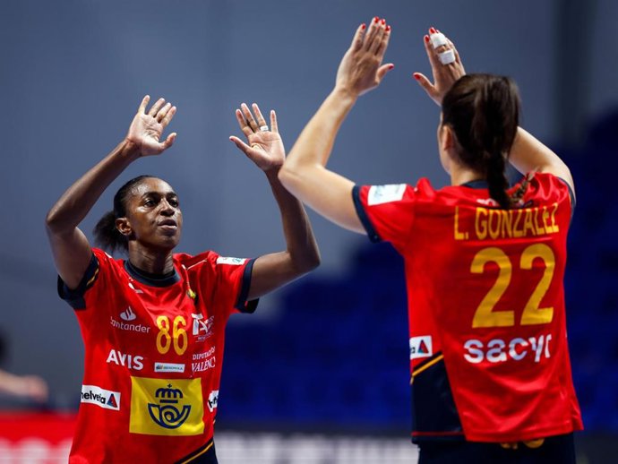 Archivo - Alexandrina Cabral Barbosa celebra con Lara González durante un partido de la selección española