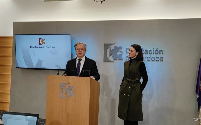 El presidente de la Diputación, Salvador Fuentes, y la vicepresidenta segunda y delegada de Presidencia, Gobierno Interior y vivienda de la Diputación, Marta Siles, en rueda de prensa.