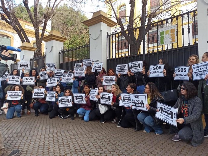 Las madres y padres del CEIP Borbolla protestan ante el centro