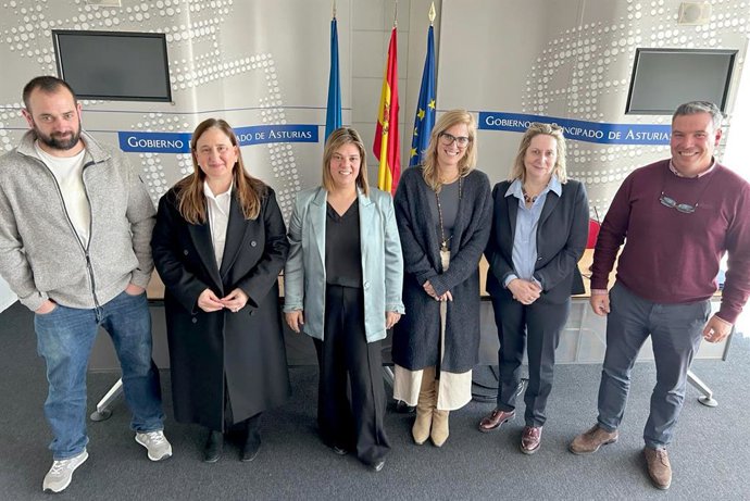 La vicepresidenta y consejera de Presidencia, Reto Demográfico, Igualdad y Turismo, Gimena Llamedo, firma convenios para mejorar recursos turísticos en los concejos de Santo Adriano, Quirós, Proaza y Caravia