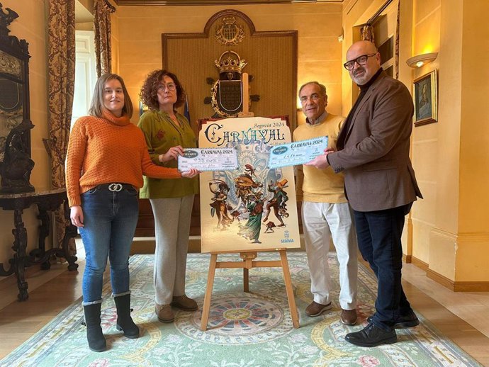 Las representantes de 'Segovia sin Gluten', Alicia Tabanera y Virginia Ceballos, el responsable del Banco de Alimentos de Segovia, Rufo Sanz, y el concejal de Cultura de Segovia, Juan Carlos Monroy