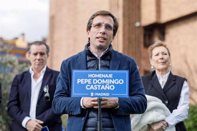 El alcalde de Madrid, José Luis Martínez-Almeida, en un homenaje a Pepe Domingo Castaño