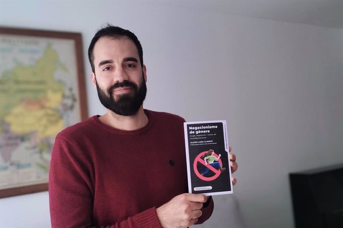 El autor de 'Negacionisme de gnere. Auge, expansió i mites de l'antifeminisme', el sociólogo Alexis Lara