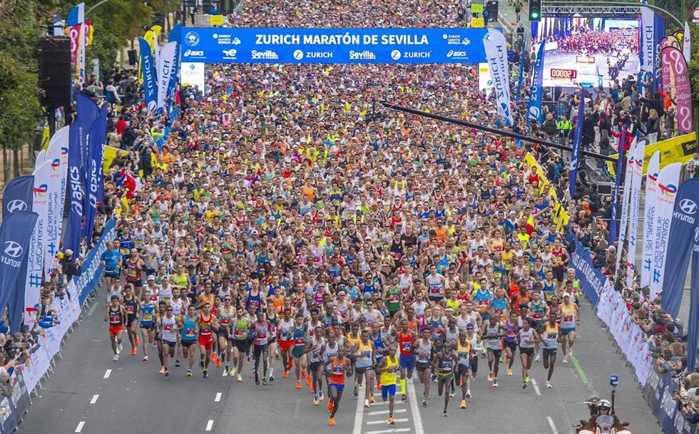 Archivo - Participantes en el Maratón de Sevilla, en foto de archivo.