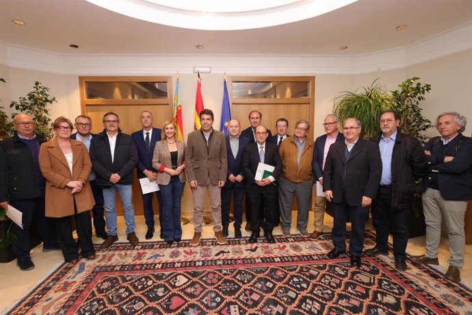 El president de la Generalitat, Carlos Mazón, con una representación de la comunidad de regantes de la Comunitat Valenciana