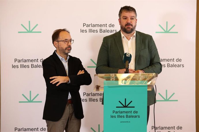 Archivo - El portavoz de Més per Menorca, Josep Castells i Baró (i) y el portavoz de MÉS per Mallorca, Lluís Apesteguia (d), en rueda de prensa. Archivo.