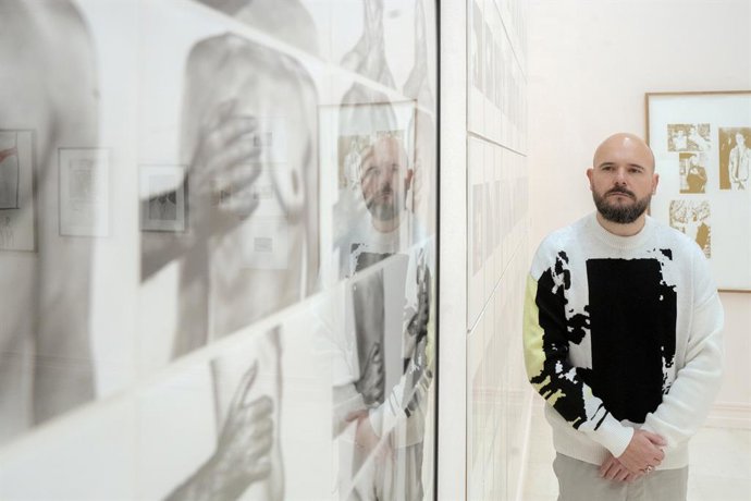 El Niño de Elche posando en la exposición del IVAM, 'popular', para la que ha compuesto 15 temas junto a Xisco Rojo