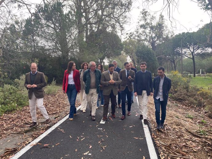 Autoridades en su visita al carril cicloturista del Espacio Natural de Doñana 'El Asperillo'.