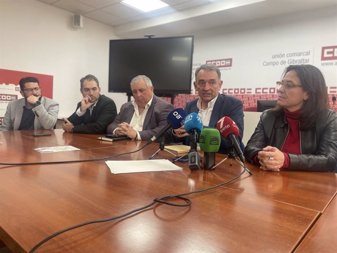 Los diputados de Sumar en el Congreso, Enrique Santiago, Toni Valero y Esther Gil de Reboleño, en rueda de prensa en Algeciras.