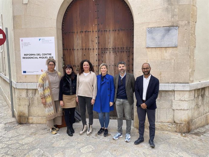 La portavoz del PSIB-PSOE en el Consell de Mallorca, Catalina Cladera, acompañada de otros socialistas.