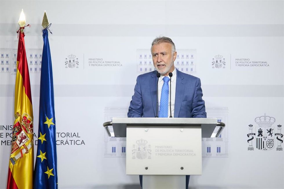 El ministro de Política Territorial y Memoria Democrática, Ángel Víctor Torres, ofrece una rueda de prensa para hacer balance de los acuerdos alcanzados con las comunidades autónomas en el Ministerio de Política Territorial y Memoria Democrática, a 15 d