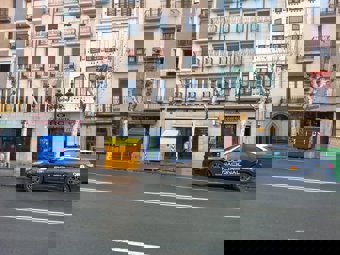 Un coche de Policía Nacional junto al portal donde