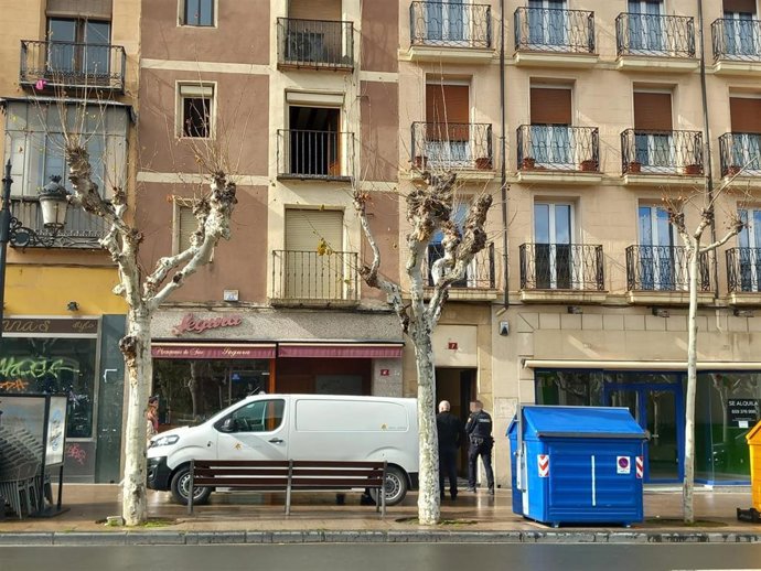 Un coche fúnebre junto al número 7 de Muro del Carmen donde ha fallecido un operario en accidente laboral