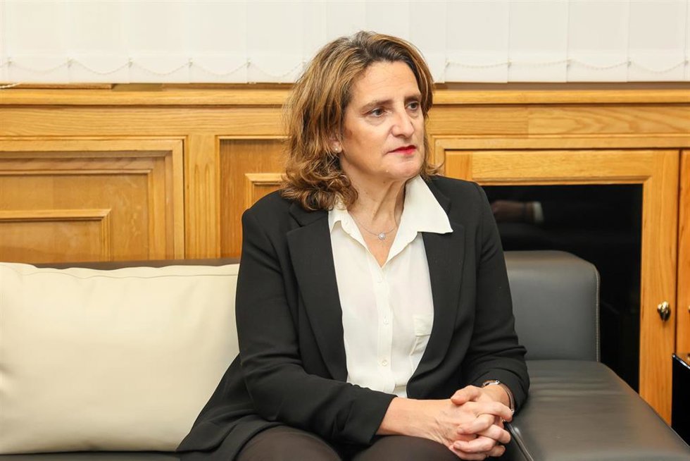 La vicepresidenta y ministra para la Transición Ecológica y el Reto Demográfico, Teresa Ribera, durante una reunión con el presidente de Canarias, en la sede de Presidencia del Gobierno de Canarias, a 15 de febrero de 2024, en Las Palmas de Gran Canaria
