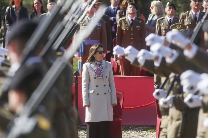 La ministra de Defensa, Margarita Robles, en la base militar de Cerro Muriano.