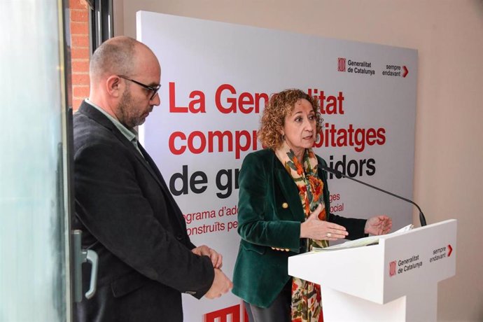 Capella durante su visita a las 48 viviendas que la Generalitat ha comprado a la Sareb en La Pobla de Segur (Lleida)
