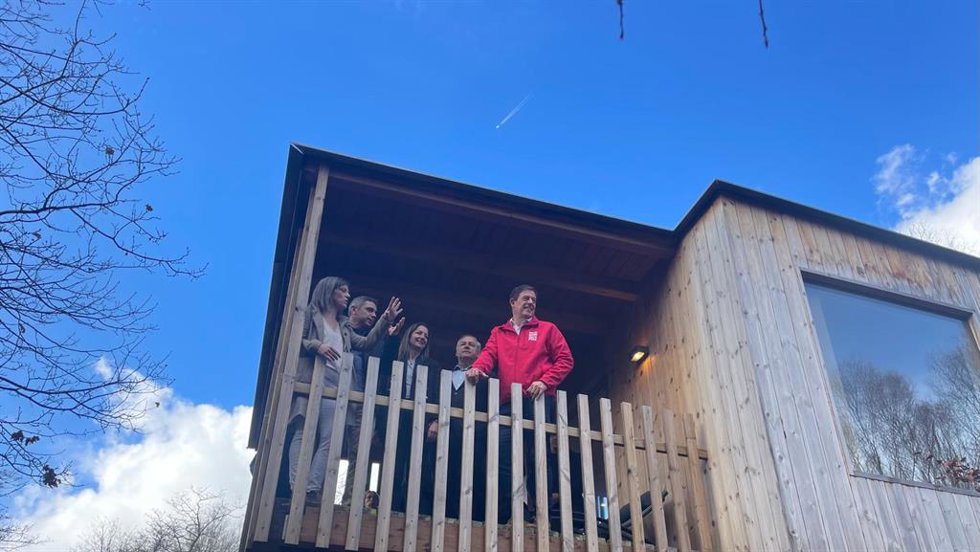 El candidato del PSdeG  a la presidencia de la Xunta, José Ramón Gómez Besteiro, asomado al balcón de una de las cabañas del glamping Cabanas das Chousas en su último acto de campaña en Lugo. En Lugo, a 16 de febrero de 2024.