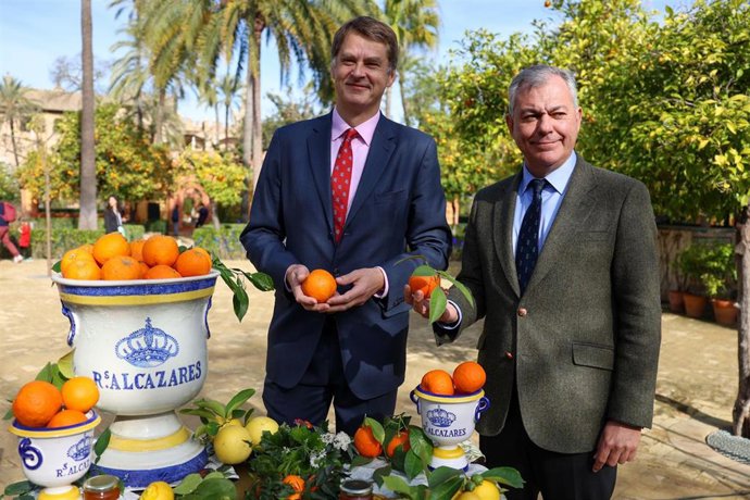 El alcalde de Sevilla entrega al embajador del Reino Unido en España las naranjas cultivadas en el Alcázar para la familia real británica.