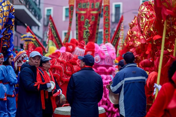 Varias personas durante el desfile de Año Nuevo Chino en el distrito de Usera 