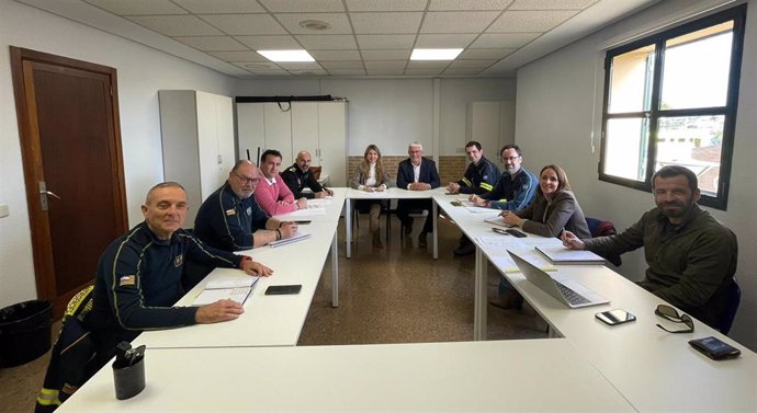 La alcaldesa de Andratx, Estefanía Gonzalvo, asiste a la reunión con el director general de Emergencias e Interior, Sebasti Sureda, y otras autoridades para elaborar el Plan de Emergencias Municipal.