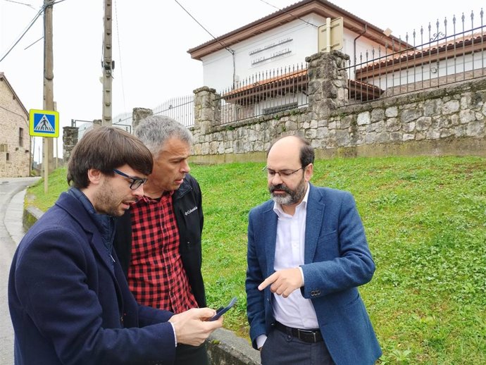 El concejal de Obras, José Luis Urraca, y el pedáneo de Viérnoles, Eduardo Trueba