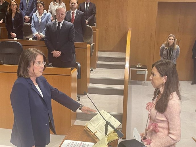 La nueva Justicia de Aragón, Concepción Gimeno Gracia, jura su cargo ante la presidenta de las Cortes de Aragón, Marta Fernández, en sesión plenaria extraordinaria de las Cortes, con el presidente de la Comunidad, Jorge Azcón.