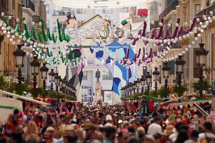 Archivo - Cientos de malagueños y turistas disfrutan en la Feria de Málaga 