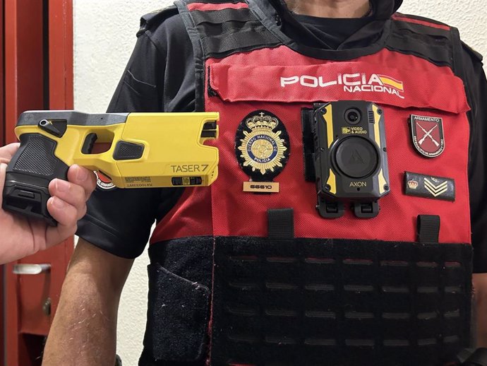 Archivo - Un agente de Policía Nacional con una pistola Taser