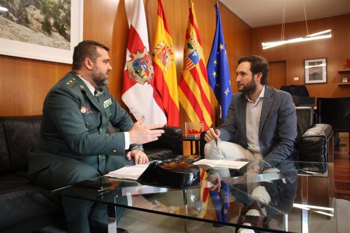 Reunión entre el presidente de la Diputación Provincial de Huesca (DPH), Isaac Claver, y el nuevo teniente coronel de la comandancia de Huesca, José Enrique Cordobés.