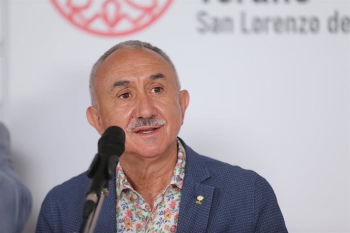 Archivo - El secretario general del sindicato a nivel nacional, Pepe Alvárez, responde a los medios antes de la inauguración del Curso de Verano de UGT Madrid, a 7 de julio de 2021, en Madrid, (España). El curso, titulado 'Los Objetivos de Desarrollo So