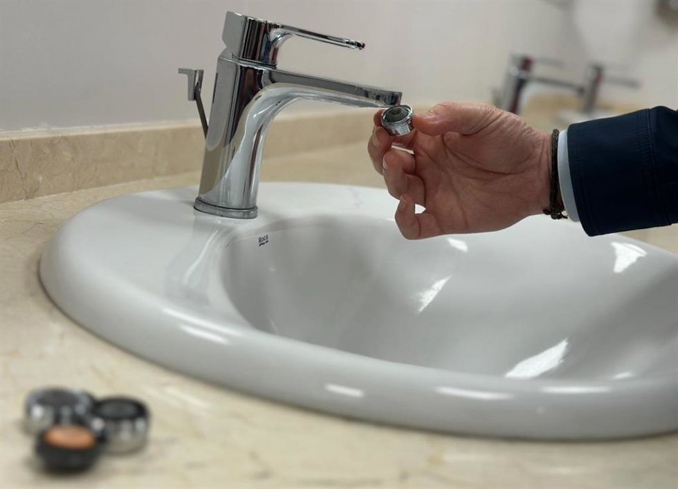 El Ayuntamiento de Fuengirola repartirá 6.000 filtros de grifo "para ahorrar un 50% de agua"