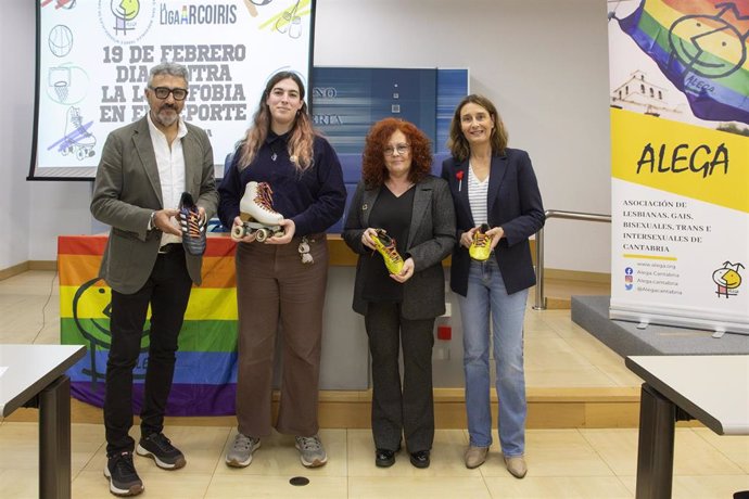 Las directoras generales de Inclusión Social, Familias e Igualdad, Tamara González, y de Deporte, Susana Ruiz, junto a la presidenta de ALEGA, Mae González, presentan la campaña La Liga ArcoIris.