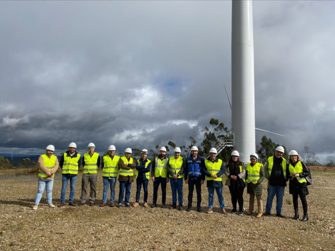 Alcaldes y representantes locales de la Mancomunidad de Beturia (Huelva) visitan  el parque eólico El Almendro de Naturgy.