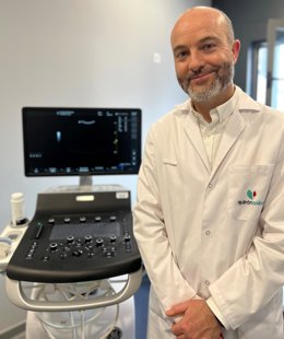 El doctor Esteban Rubio Romero, especialista en Reumatología del Hospital Quirónsalud Huelva.