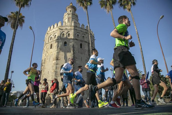 Archivo - Corredores del Maratón de Sevilla al paso por la Torre del Oro, en una imagen de archivo. 