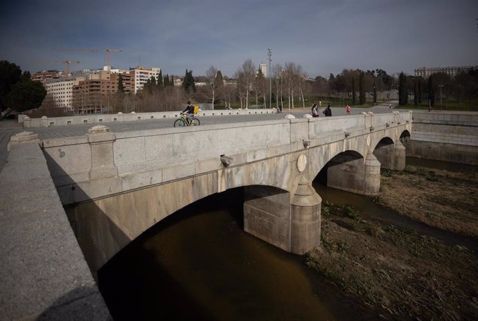 Vista de las inmediaciones del Puente del Rey, a 5 de febrero de 2024, en Madrid (España). 