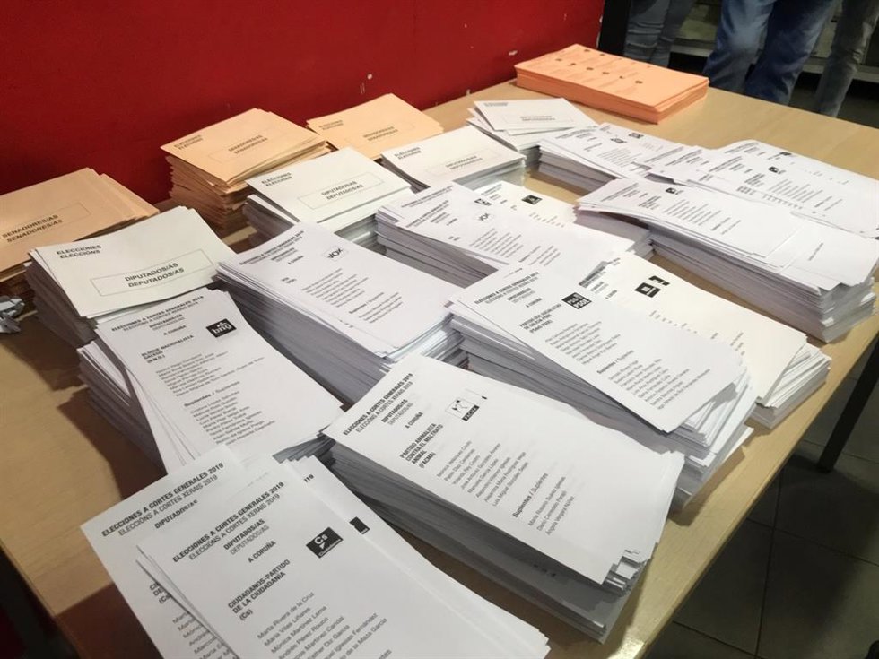 Archivo - Imagen de archivo de un colegio electoral en Galicia