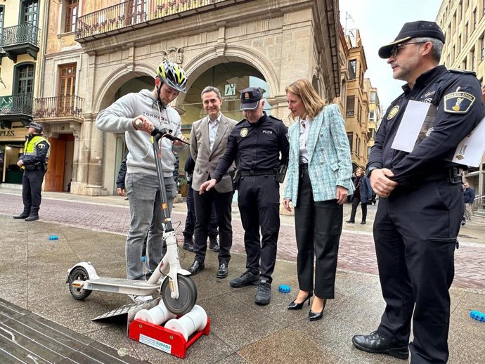 Castelló presenta un dispositivo pionero en España para el control de la movilidad en patinete eléctrico