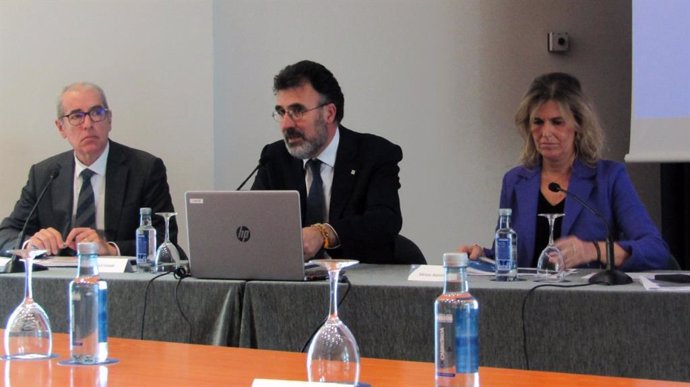 El presidente del Puerto de Barcelona, Lluís Salvadó, junto al director general, José Alberto Carbonell, y la subdirectora general de Económico Financiero, Miriam Alaminos