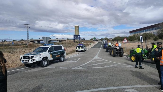 Tractorada de los agricultores alicantinos por vías de servicio de camino a Villena.