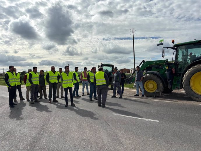 Agricultores cortan la carretera en Campanario.