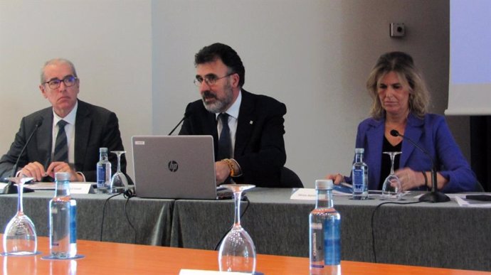 El president del Port de Barcelona, Lluís Salvadó, al costat del director general, José Alberto Carbonell, i la sotsdirectora general d'Econòmic Financer, Miriam Alaminos