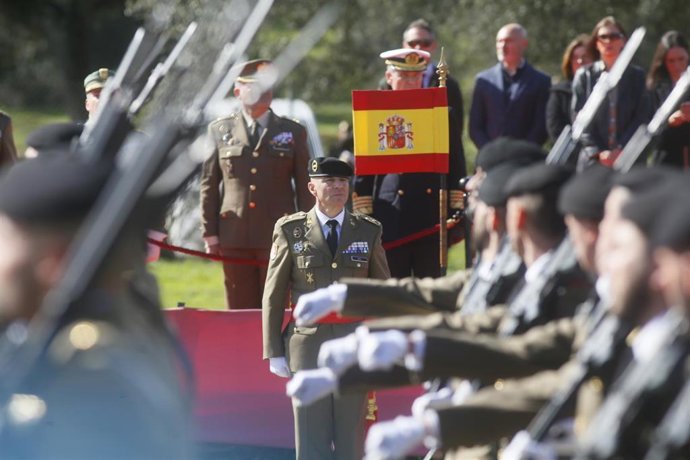 El general de Brigada Fernando Ruiz Gómez (centro, al fondo) contempla el desfile de efectivos de la BRI X, que ya comanda.