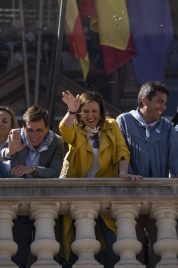 Archivo - Arxiu- L'alcalde de Madrid, José Luis Martínez-Almeida, i l'alcaldessa de Valncia, María José Catalá, en una masclet a la plaa de l'Ajuntament de Valncia les passades Falles