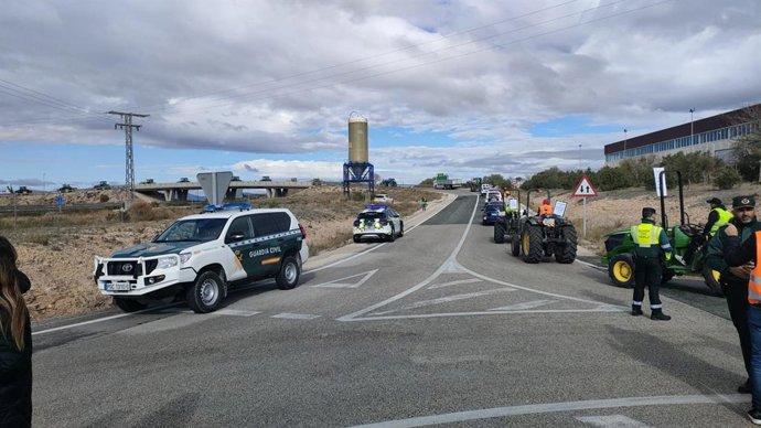 Tractorada dels agricultors alacantins per vies de servici de camí a Villena.